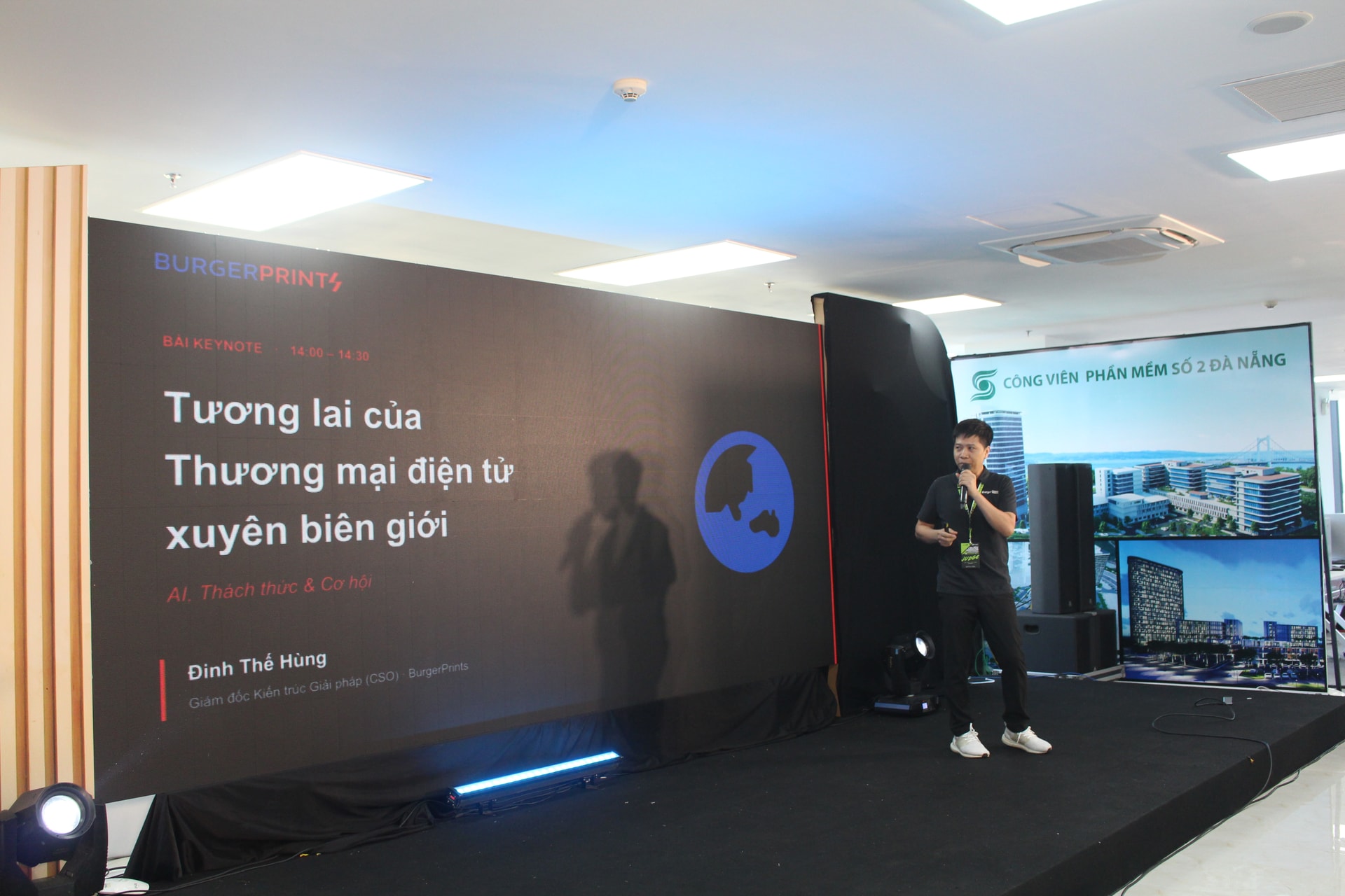 Thời gian qua, nhiều cuộc thi, hội thảo được tổ chức trên địa bàn thành phố nhằm ươm mầm và phát hiện các dự án ứng dụng AI vào thương mại xuyên biên giới. Ảnh: ĐÔNG HẢI