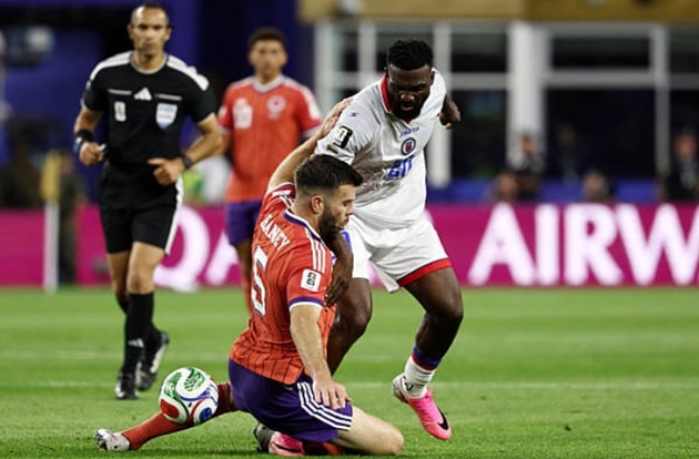 Lão tướng Grant Hanley chỉ huy hàng phòng ngự Scotland đầy bản lĩnh
