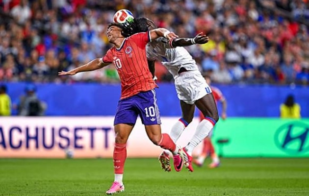 Che Adams thi đấu mờ nhạt trước hàng thủ số đông của Haiti