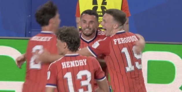 John McGinn ăn mừng bàn thắng cho Scotland.