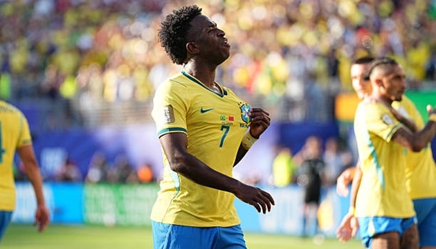 Vinicius Junior bày tỏ sự không hài lòng với điều kiện mặt sân tại MetLife sau trận hòa của Brazil.