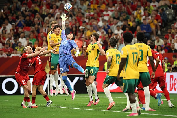 Thủ thành Ugurcan Cakir trong trận đấu với Australia