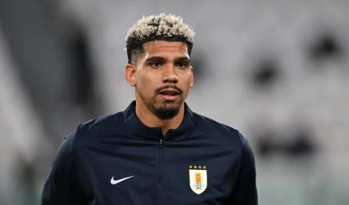 Trung vệ Ronald Araujo phải rời đội tuyển Uruguay để trở lại Barcelona điều trị chấn thương cơ.