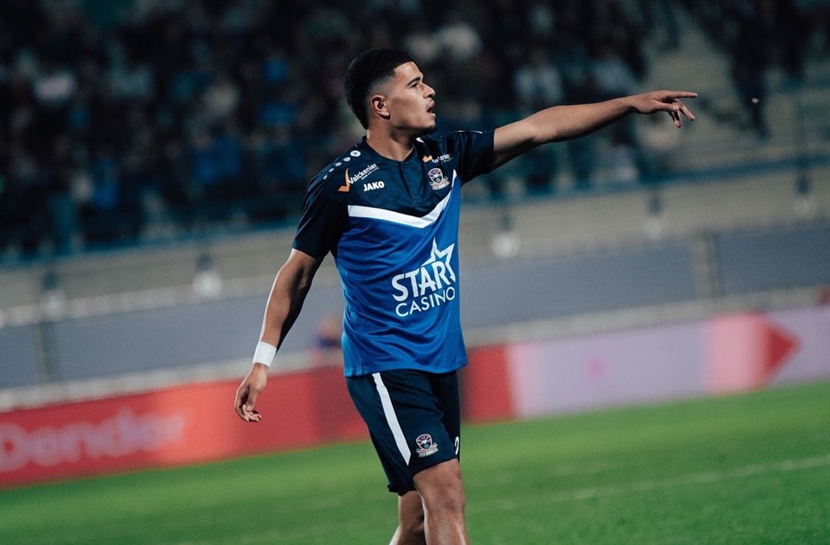 Ragnar Oratmangoen chính thức chia tay CLB FCV Dender tại Bỉ sau khi hết hạn hợp đồng.