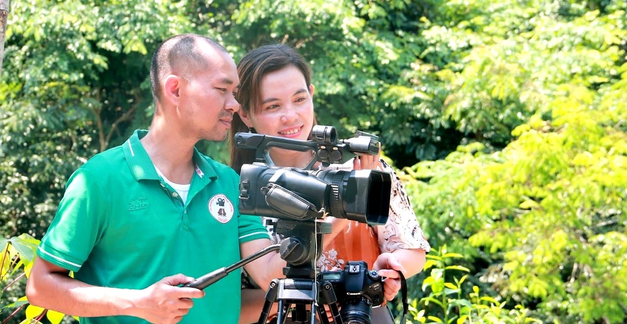 Tôi phóng viên Hiền Thúy, cán bộ phụ trách Đài truyền thanh xã Avương và phóng viên VaRa, cán bộ phụ trách Đài truyền thanh xã Sông Kôn phối hợp tác nghiệp, ghi hình phục vụ công tác tuyên truyền tại cơ sở.