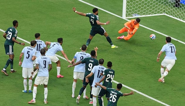 Bàn thắng mở tỷ số của Al-Amri cho Saudi Arabia trước Uruguay.