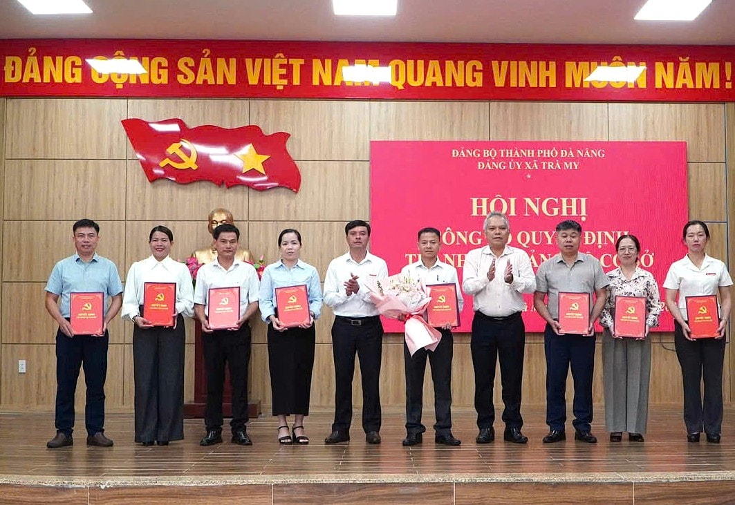 X Tra My cong bo QD thanh lap Dang bo bo co so khoi co quan UBND xa và chi dinh cap uy