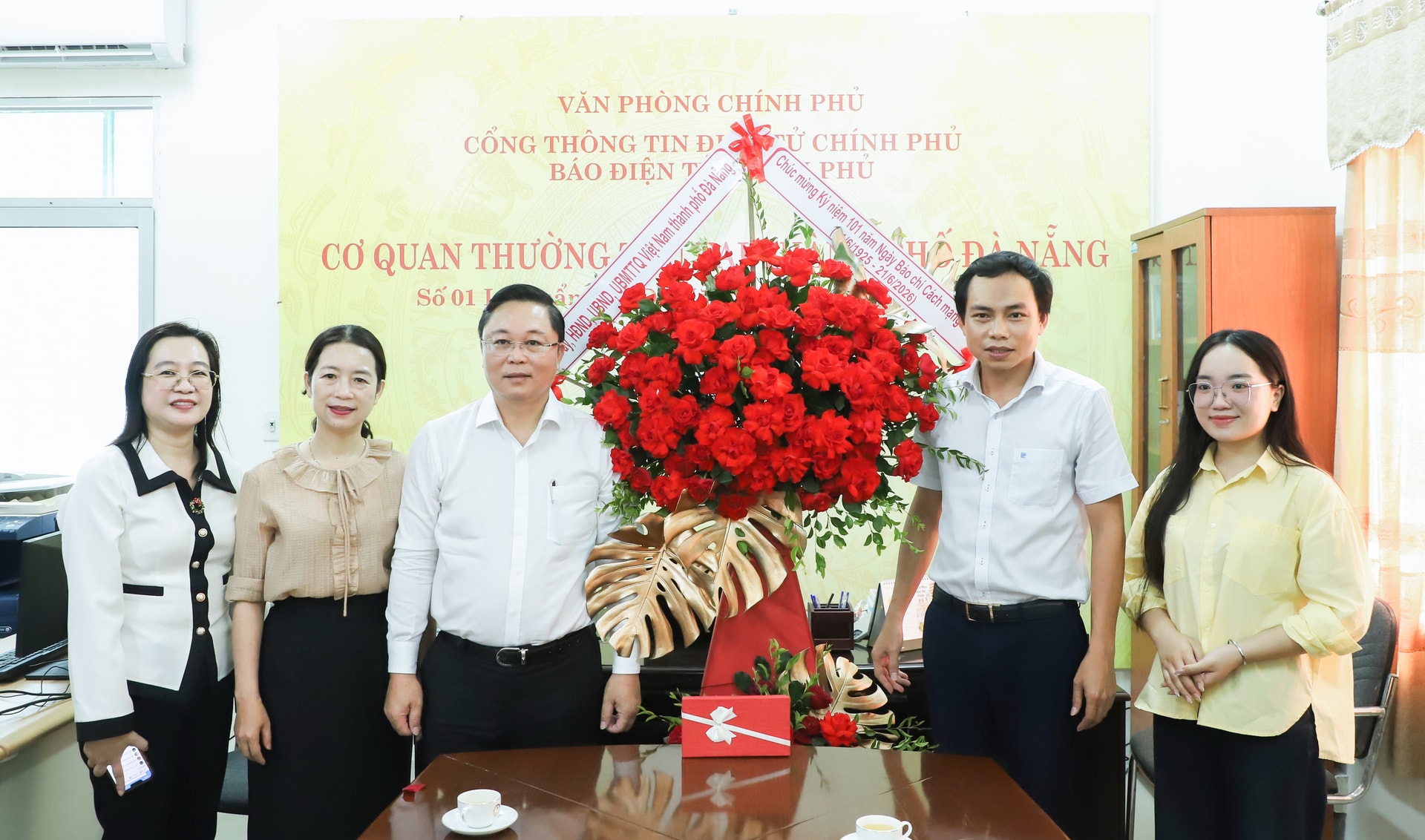 Chủ tịch Ủy ban MTTQ Việt Nam thành phố Lê Trí Thanh (thứ 3, bên trái sang) tặng hoa chúc mừng Cơ quan thường trú Báo điện tử Chính phủ tại Đà Nẵng. Ảnh: NGỌC PHÚ