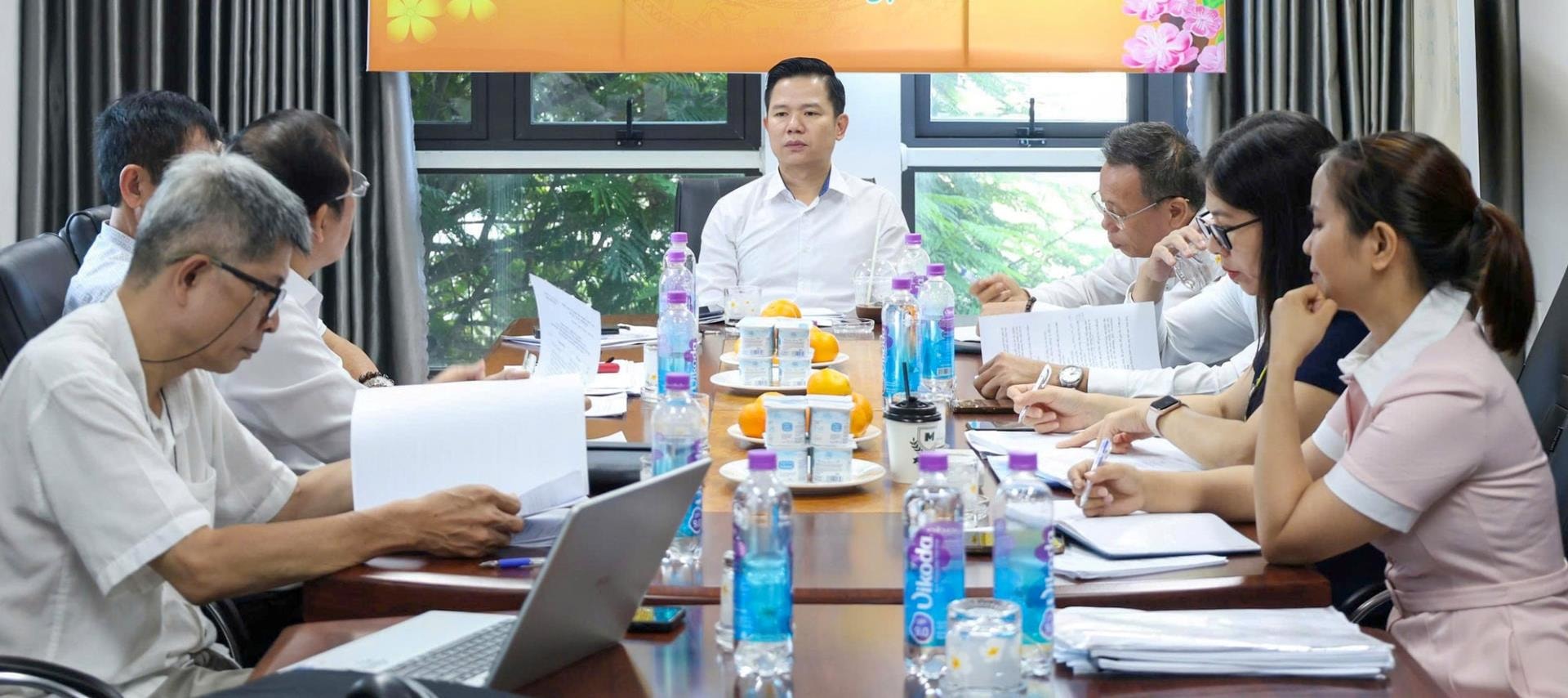 Ban giám khảo họp đánh giá các tác phẩm dự thi. Ảnh: NGỌC HÀ