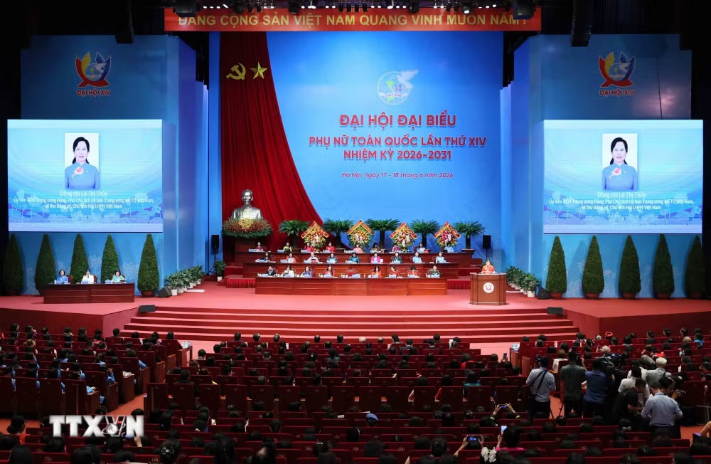Chủ tịch Hội Liên hiệp Phụ nữ Việt Nam Lê Thị Thủy đọc diễn văn khai mạc Đại hội. (Ảnh: An Đăng/TTXVN) ttxvn-1806-dai-hoi-phu-nu-toan-quoc-42.jpg