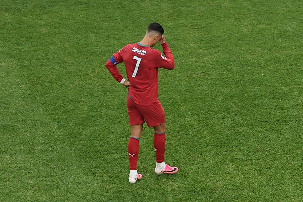 Thierry Henry chỉ trích sự ích kỷ của Ronaldo trên sóng truyền hình.