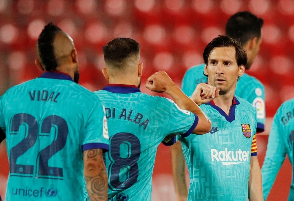 Lionel Messi và Arturo Vidal trong màu áo Barcelona