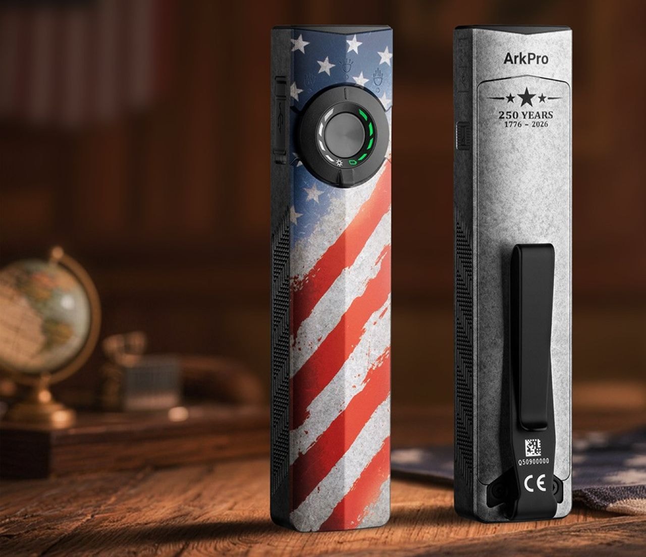 Cụm điều khiển với vòng xoay chọn chế độ và kẹp túi phía sau của Olight ArkPro.