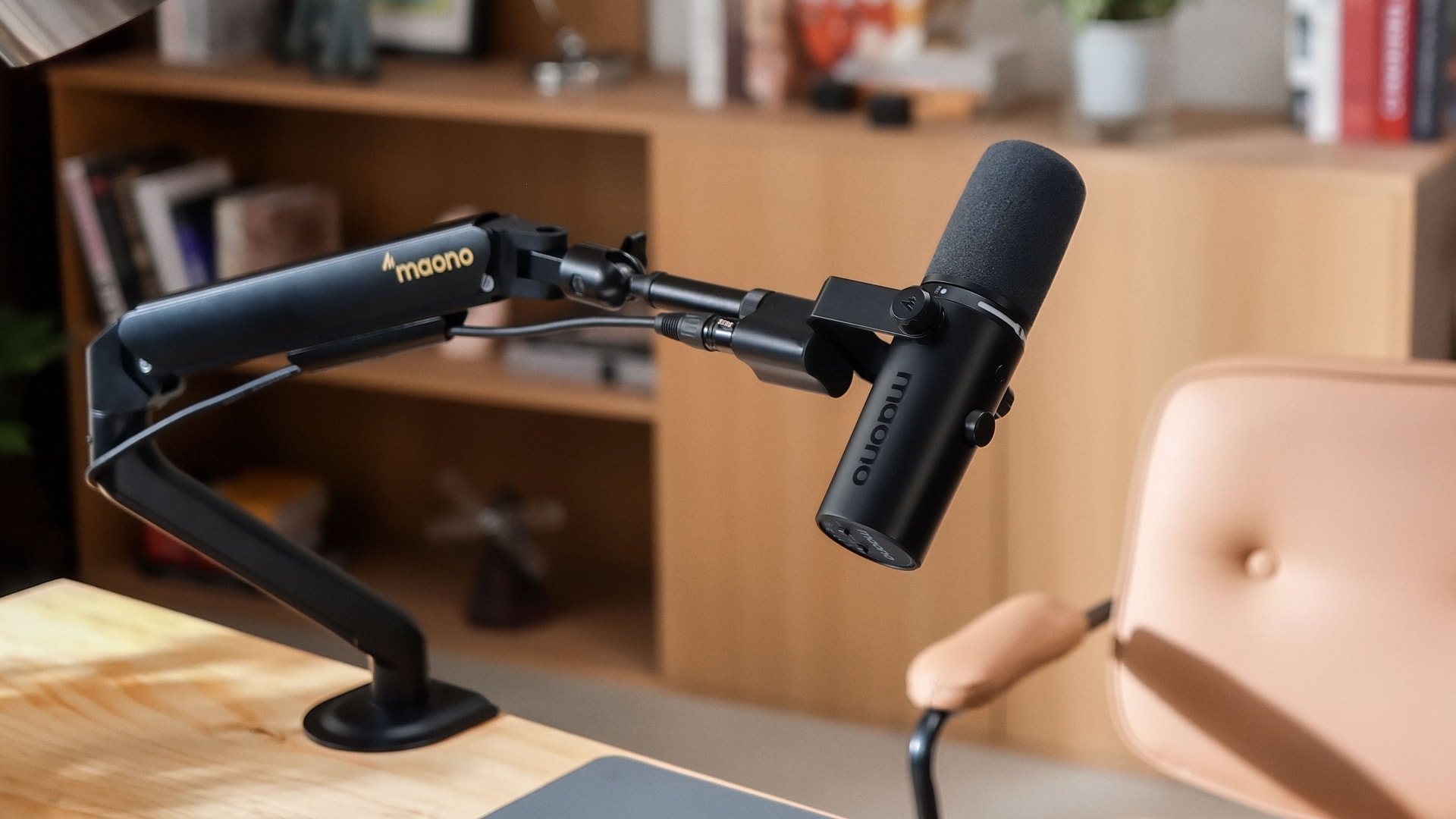 Maono PD500W hỗ trợ livestream linh hoạt qua kết nối có dây hoặc không dây trên điện thoại và máy tính.