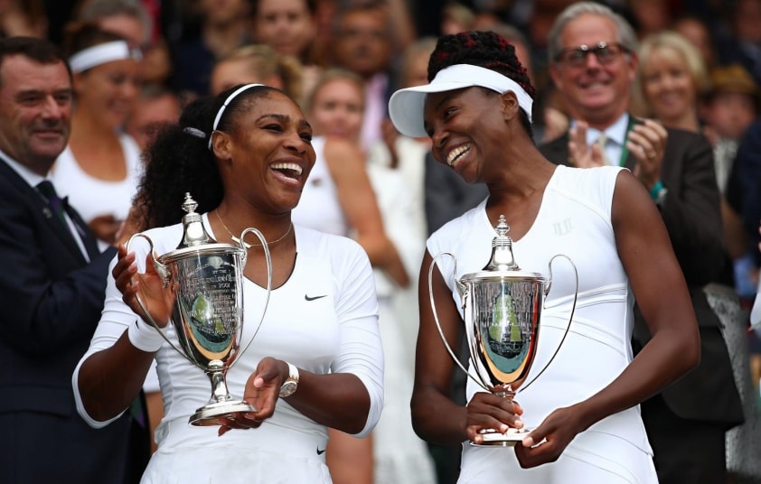 Serena và Venus Williams rạng rỡ với chiếc cúp vô địch đôi nữ tại Wimbledon 2016