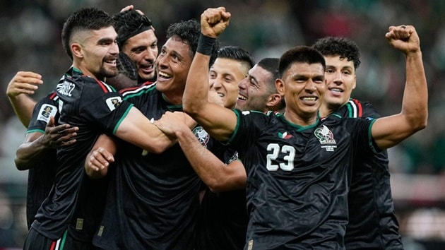 Mexico ăn mừng chiến thắng và vị trí dẫn đầu bảng A.
