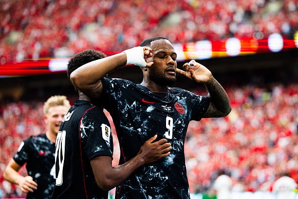 Cyle Larin thi đấu nỗ lực trong màu áo đội tuyển Canada.