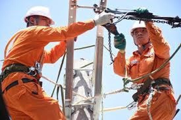 Công nhân điện lực thực hiện bảo trì lưới điện