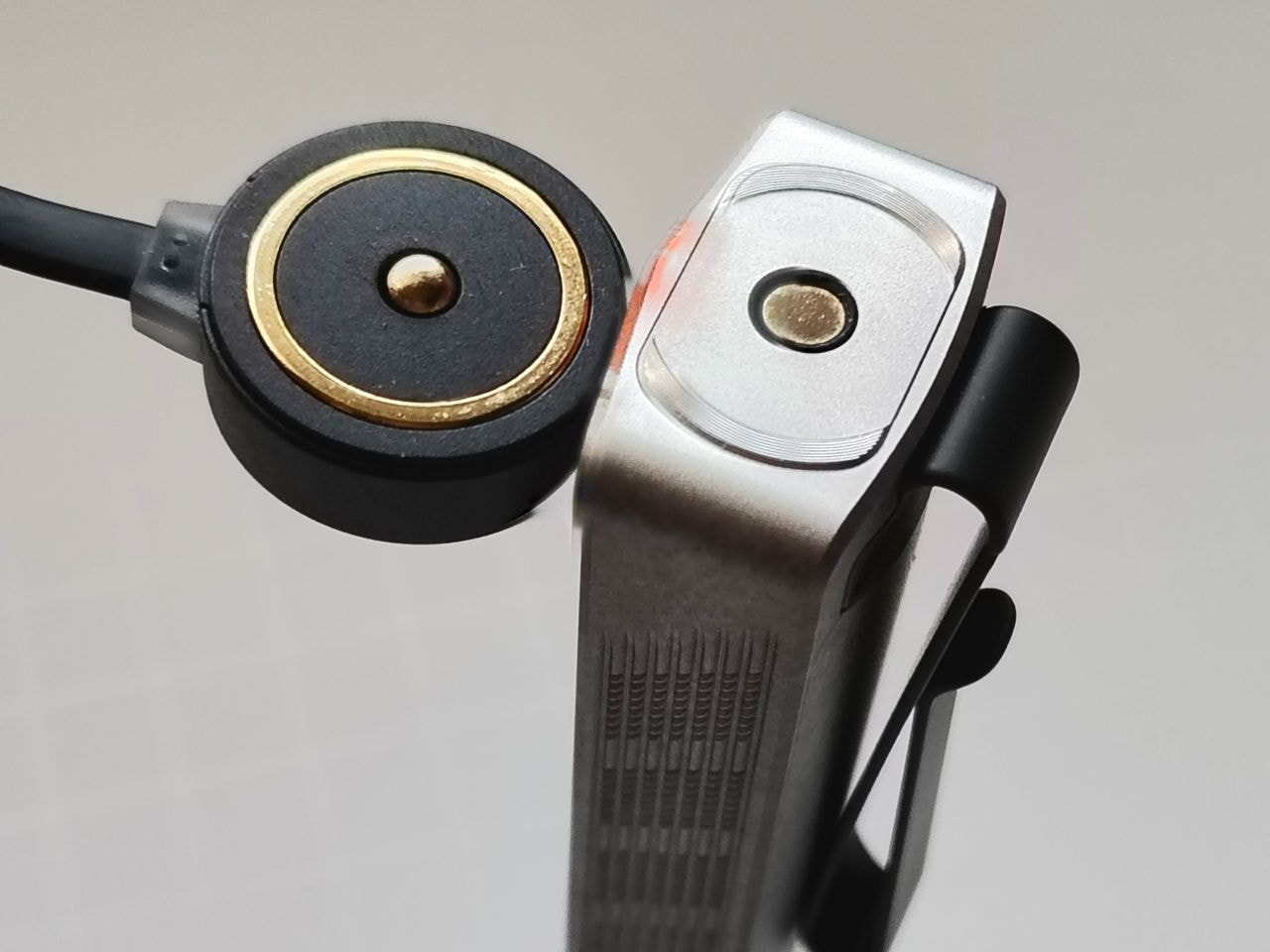 Sạc từ tính tiện lợi trên Olight ArkPro Stars & Stripes.