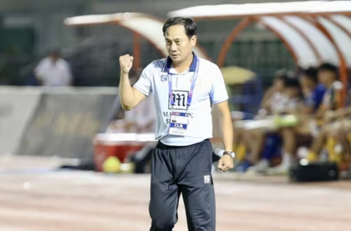 HLV Phùng Thanh Phương ăn mừng chức vô địch Cúp Quốc gia cùng CA TP.HCM.