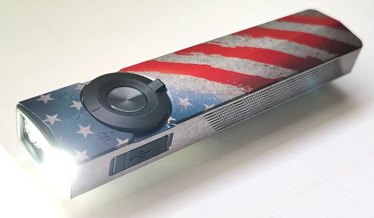 Đèn pin Olight ArkPro Stars & Stripes phát ra độ sáng 1.500 lumen từ chế độ floodlight.