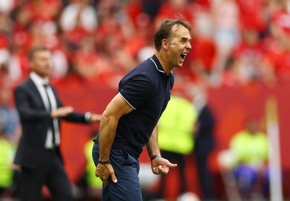 HLV Julen Lopetegui tỏ thái độ không hài lòng sau trận thua đậm của Qatar