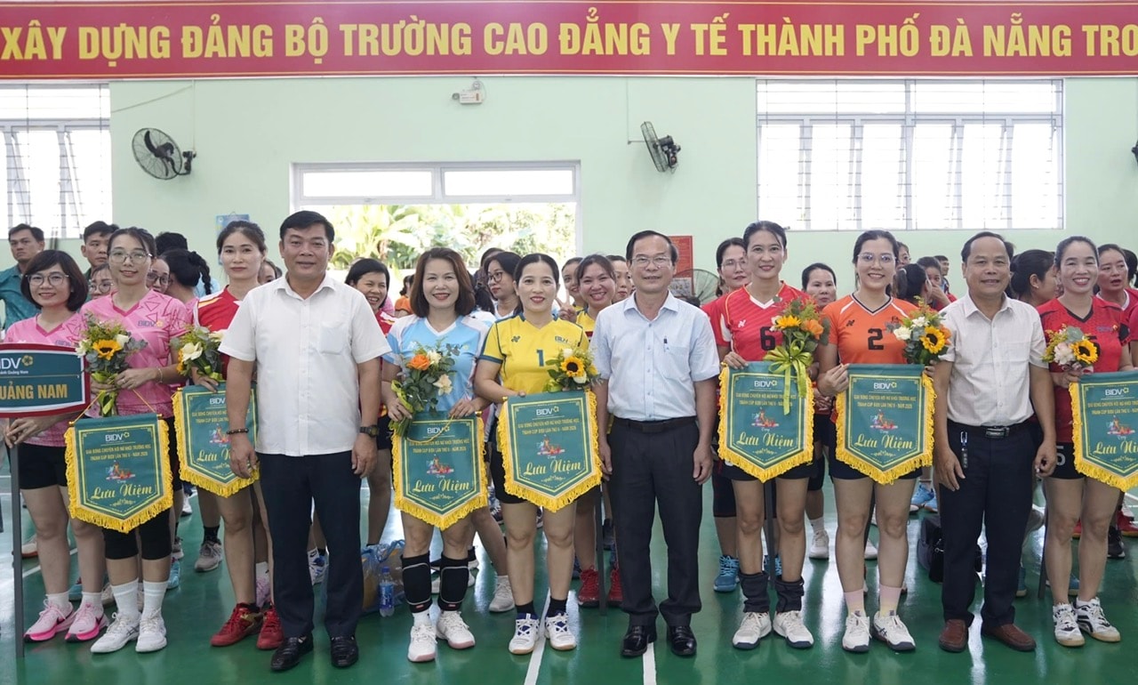 Ban tổ chức tặng hoa, cờ lưu niệm cho các đơn vị tham gia giải. ẢNH XUÂN HIẾU.