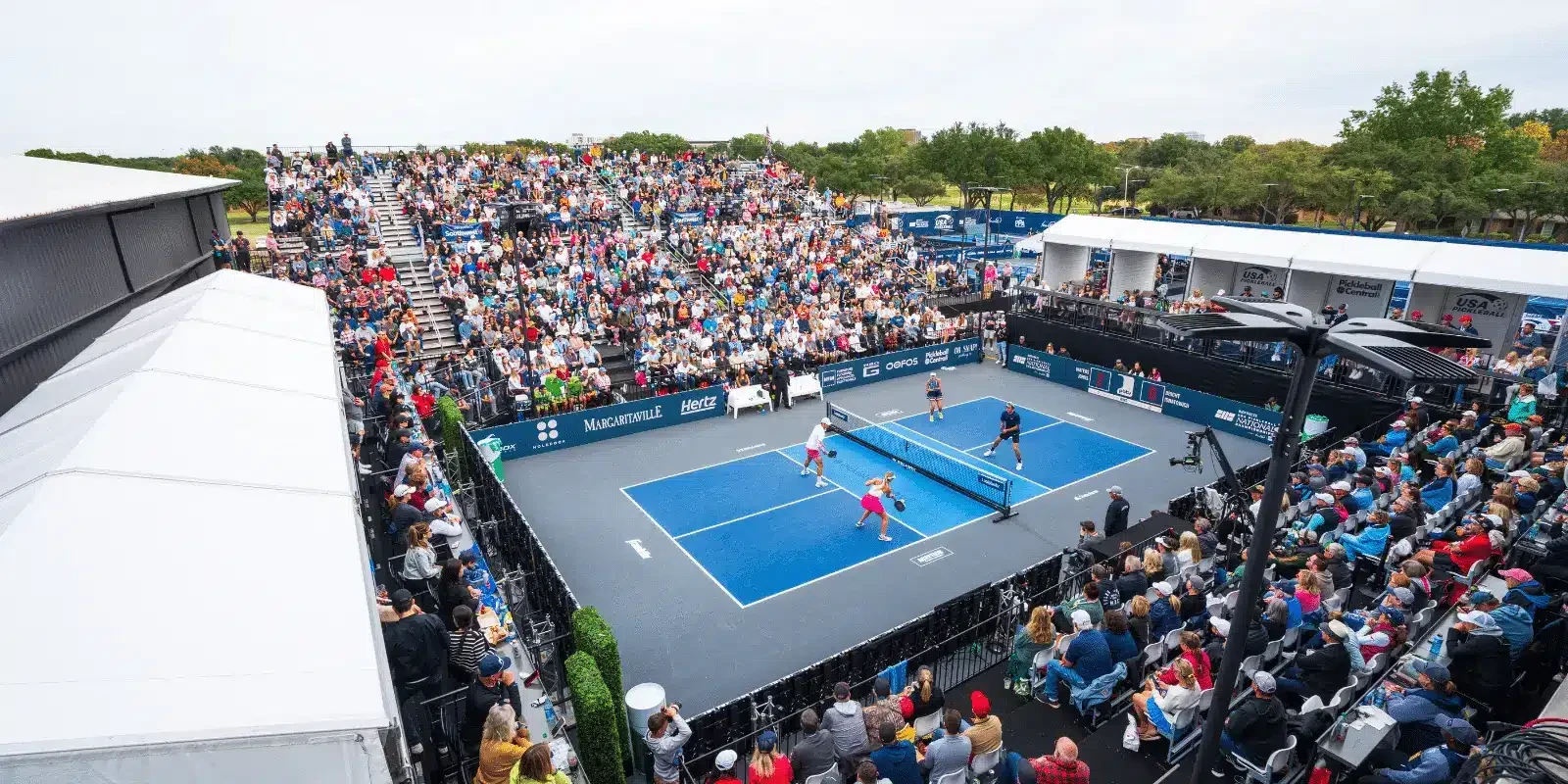 Người chơi Pickleball ở mọi lứa tuổi trên sân đấu