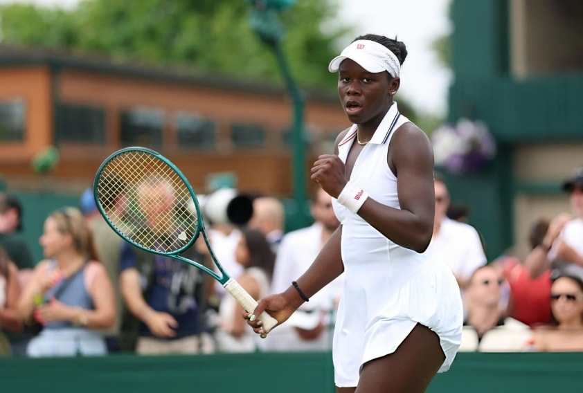Victoria Mboko được chăm sóc y tế sau chấn thương đầu gối tại Queen's Club.