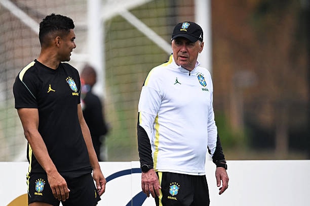HLV Carlo Ancelotti chỉ đạo các học trò trên sân tập