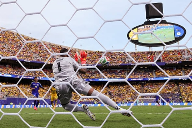 Pha cản phá đầu trận của Eloy Room trước cú dứt điểm của Enner Valencia.