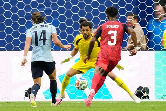 Cầu thủ Uruguay và Cape Verde sau trận hòa 2-2 đầy kịch tính.