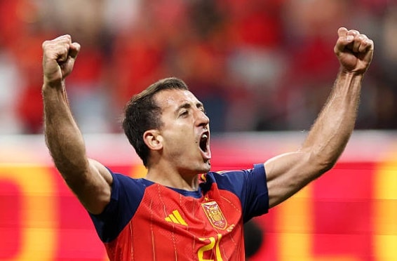 Mikel Oyarzabal ăn mừng bàn thắng vào lưới Saudi Arabia