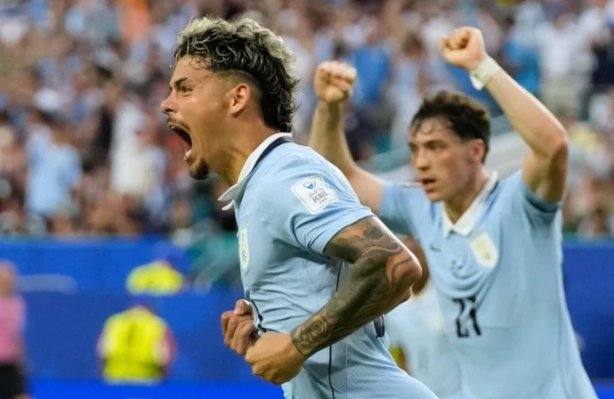 Maxi Araujo ăn mừng bàn thắng gỡ hòa quan trọng cho Uruguay.