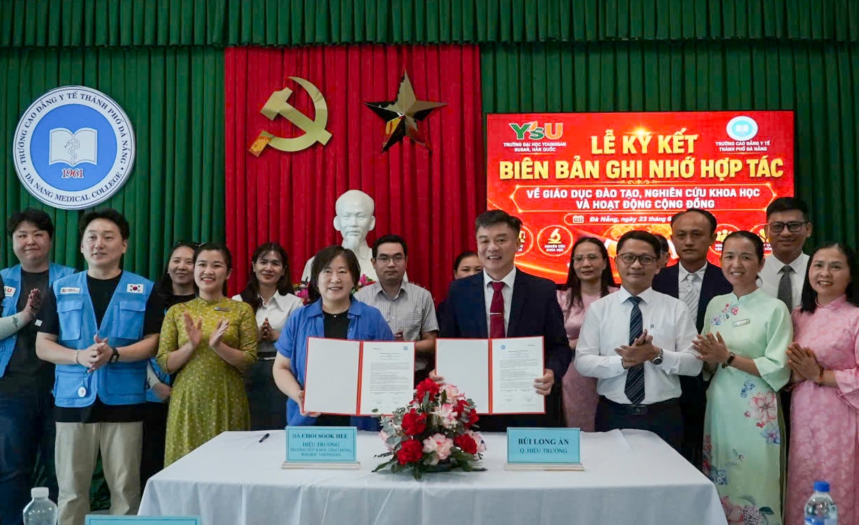 Trường Cao đẳng Y tế thành phố Đà Nẵng và Trường Đại học Youngsan (Hàn Quốc) ký kết biên bản ghi nhớ hợp tác về giáo dục - đào tạo, nghiên cứu khoa học và hoạt động cộng đồng. Ảnh: HỒ QUÂN