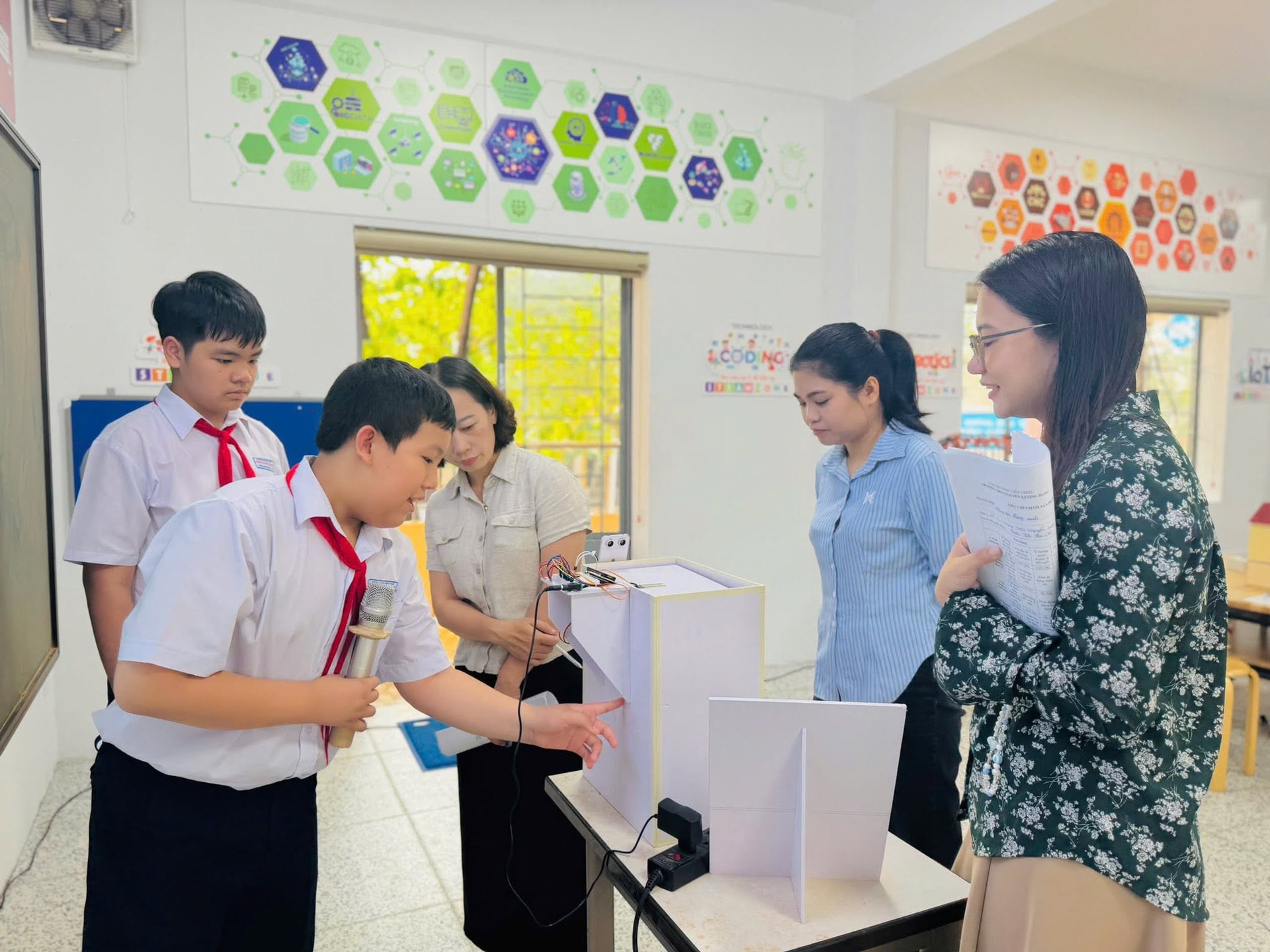HS Trường THCS NLB tham gia trưng bày stem