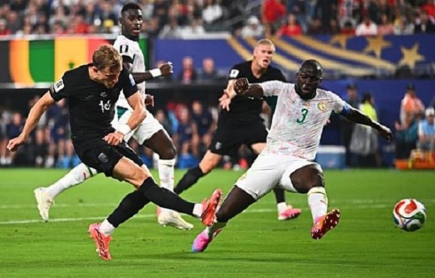 Trung vệ Kalidou Koulibaly thất vọng sau sai lầm dẫn đến bàn thua.