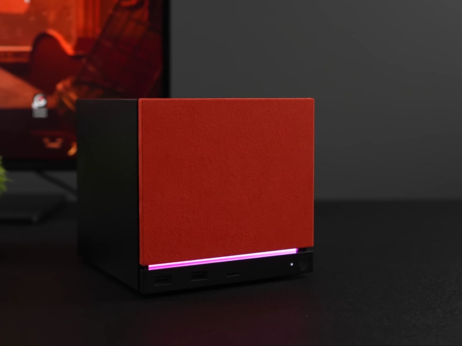 Máy tính mini Steam Machine với mặt trước màu đỏ và đèn LED RGB