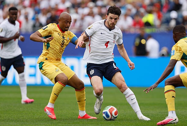 Declan Rice gặp khó khăn trong việc kiểm soát khu trung tuyến sau khi nhận thẻ vàng sớm.