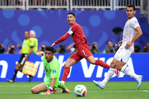 Cristiano Ronaldo hoàn tất cú đúp trong hiệp một, đập tan những chỉ trích hướng về phía mình.
