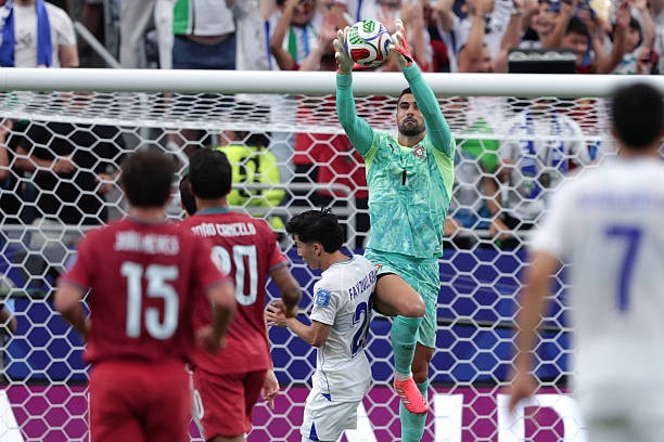 Thủ thành Diogo Costa thi đấu tập trung bảo toàn mành lưới.
