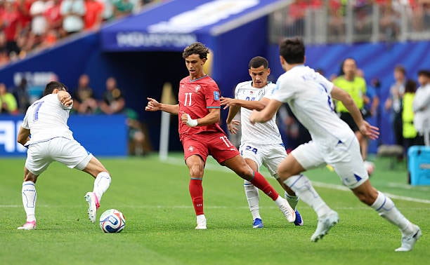 Joao Felix tích cực tham gia vào lối chơi chung.