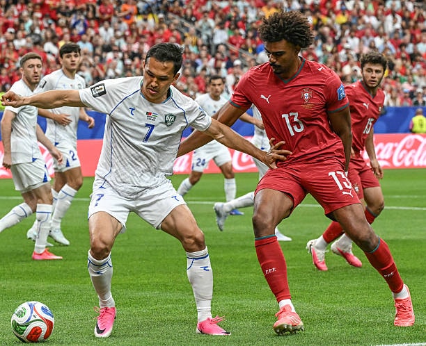 Raphael Veiga thi đấu tròn vai ở hàng thủ.