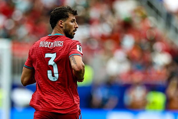 Ruben Dias chỉ huy hàng phòng ngự đầy bản lĩnh.