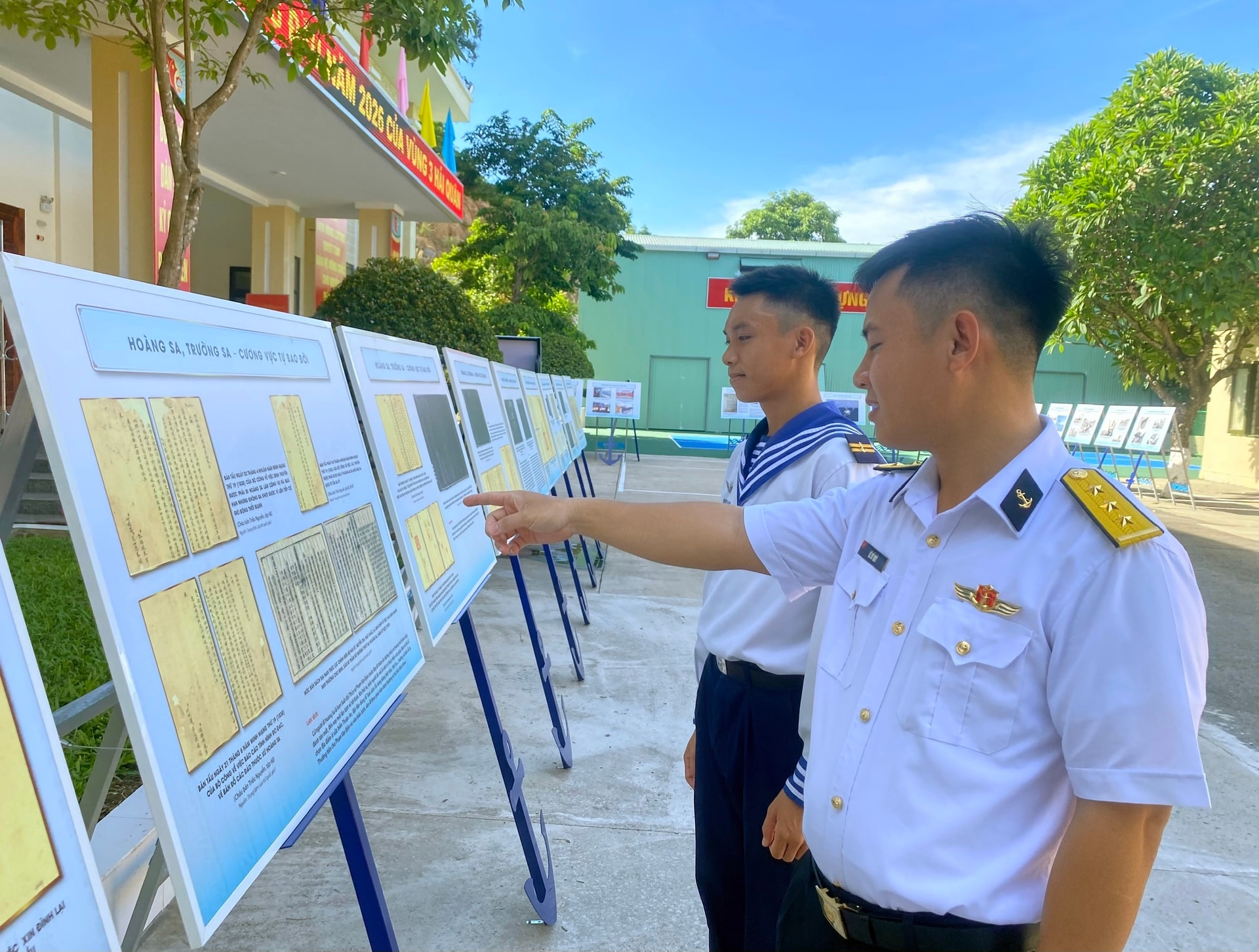 Việc tuyên truyền, giáo dục về biển đảo đất nước luôn được Vùng 3 Hải quân triển khai thường xuyên. Ảnh: KHÁNH LINH 