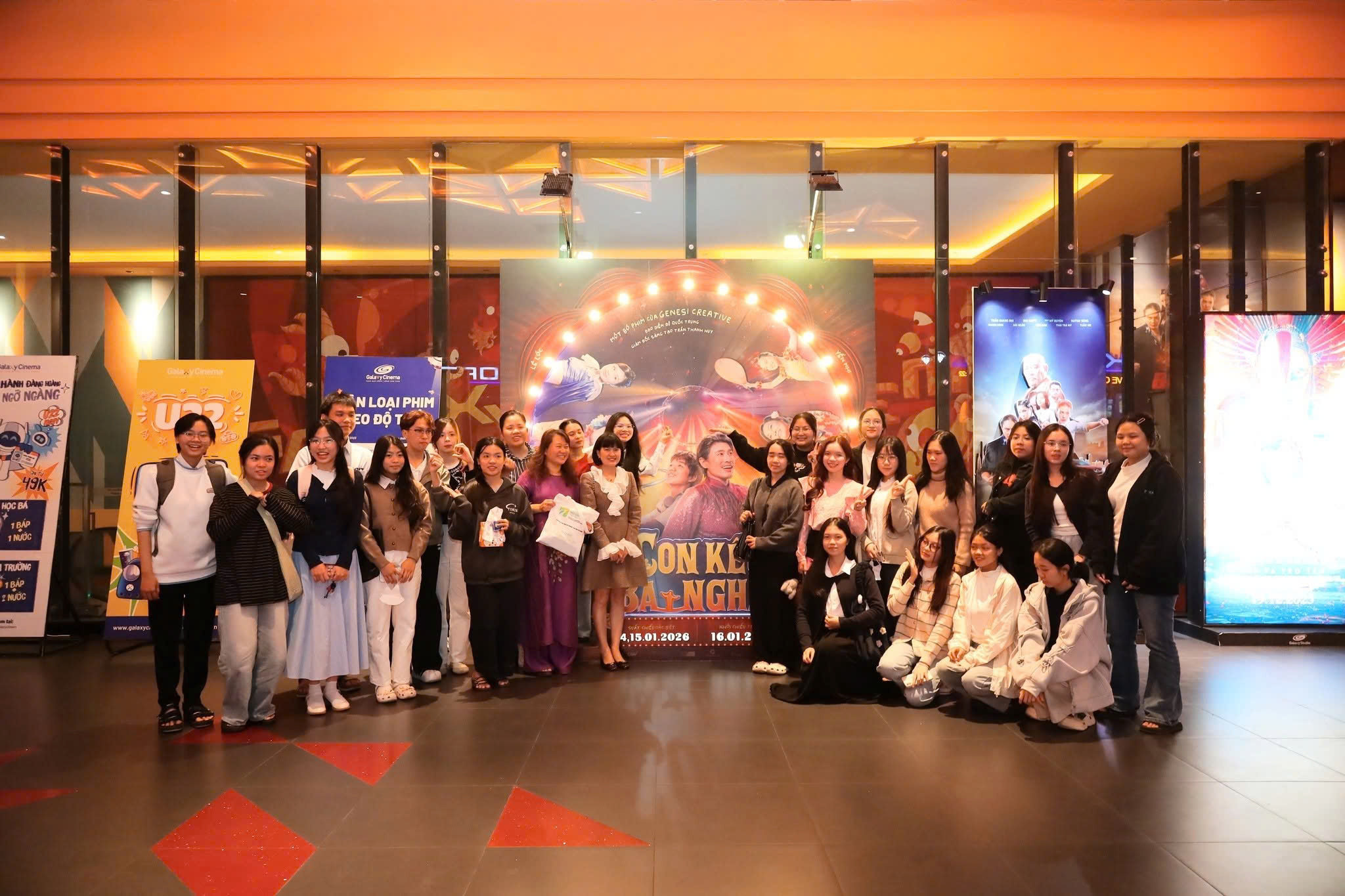 CLB Điện ảnh UED - UED Film Club thuộc Trường Đại học Sư phạm (Đại học Đà Nẵng) trong một hoạt động. Ảnh: UED Film Club