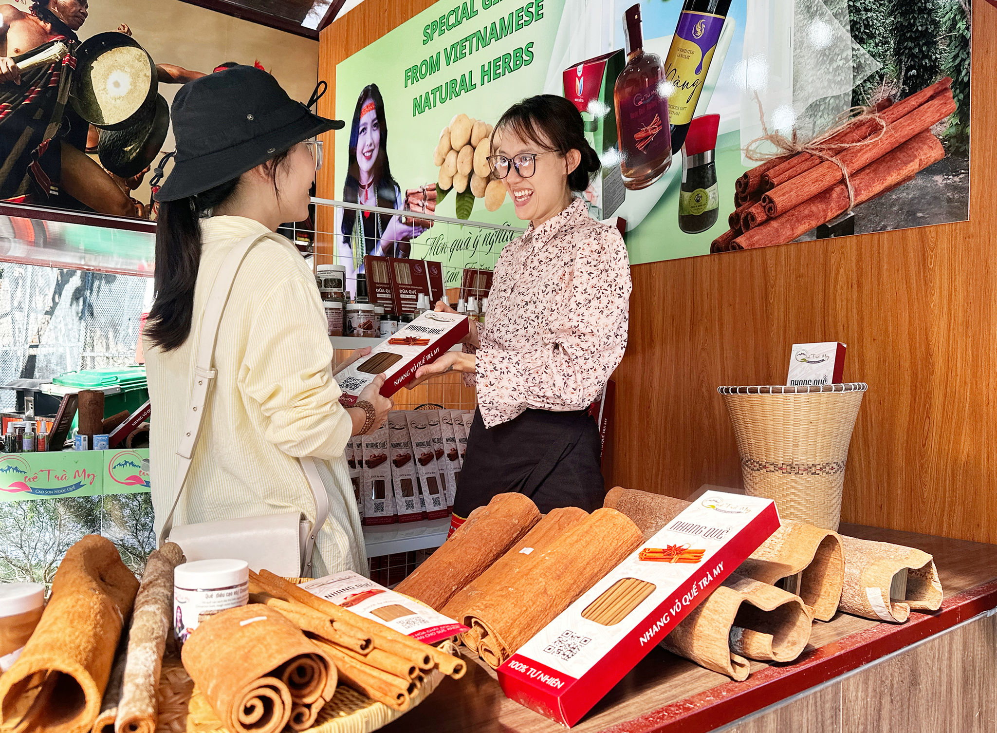 Gian hàng của Hợp tác xã Quế và Dược liệu Trà Vân tại khu du lịch Ngũ Hành Sơn thu hút du khách đến tham quan, mua sắm. Ảnh: PHAN VINH
