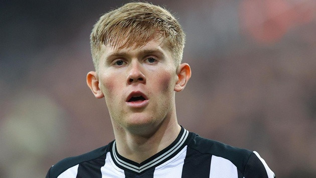 Lewis Hall muốn rời Newcastle để gia nhập Man Utd nhằm tìm kiếm cơ hội dự Champions League