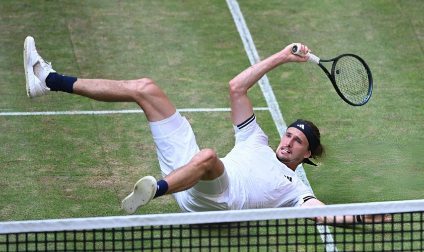 Alexander Zverev thi đấu trên mặt sân cỏ tại giải đấu khởi động trước thềm Wimbledon.