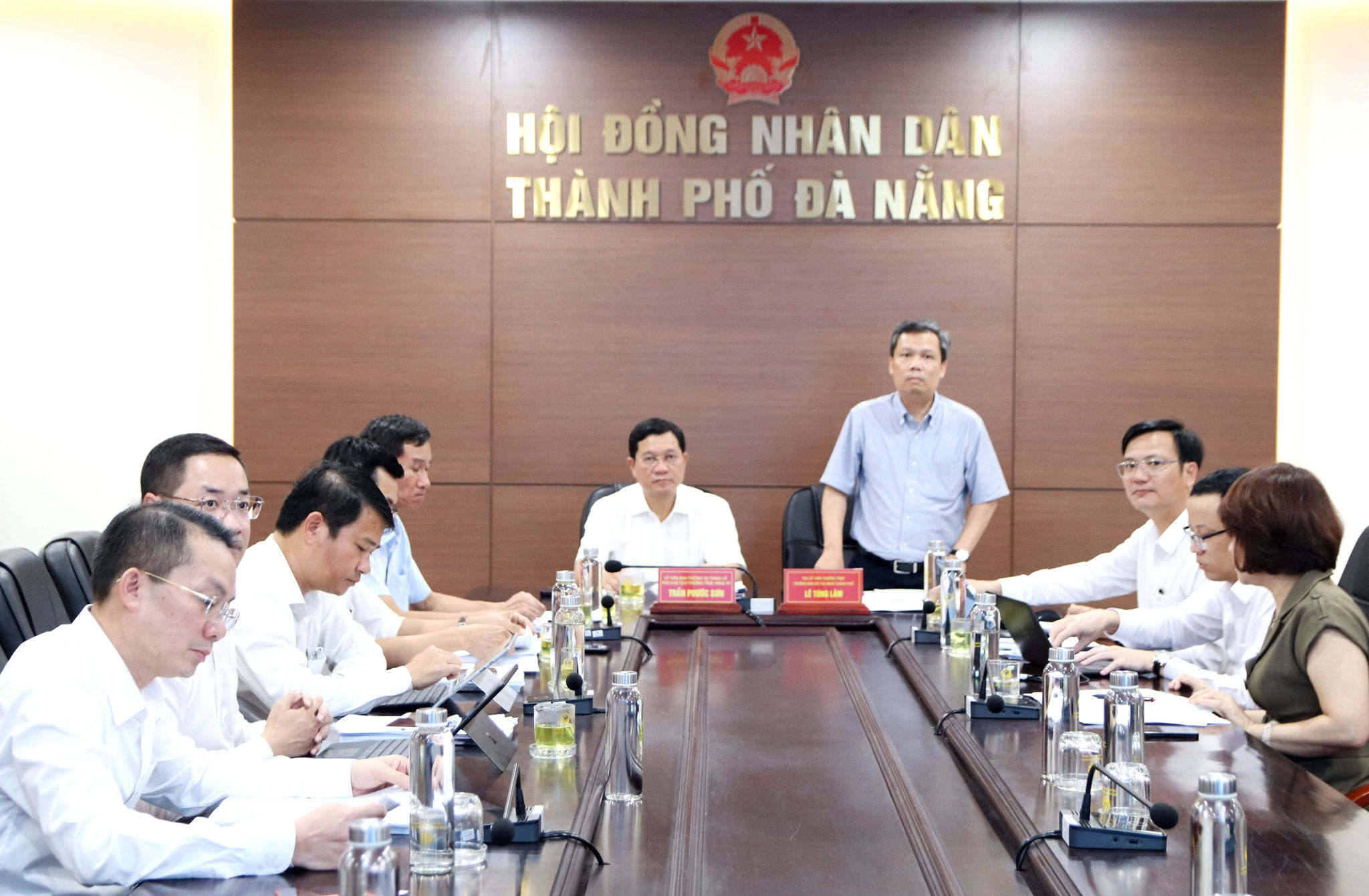 Trưởng ban Đô thị HĐND thành phố Lê Tùng Lâm phát biểu tại phiên thẩm tra. Ảnh: TRỌNG HUY